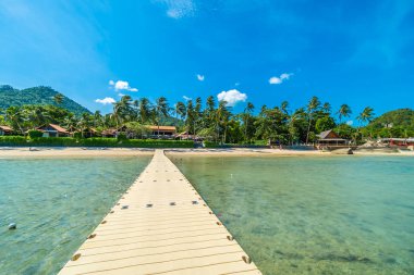 Güzel tropikal plaj deniz ve kum mavi gökyüzü ve beyaz bulut iskelesinden seyahat ve tatil için Hindistan cevizi hurma ağacı ile