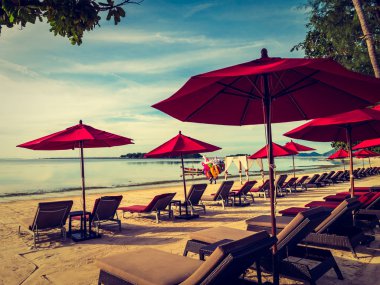 Şemsiye ve tropikal plaj deniz ve okyanus seyahat ve tatil için sandalye