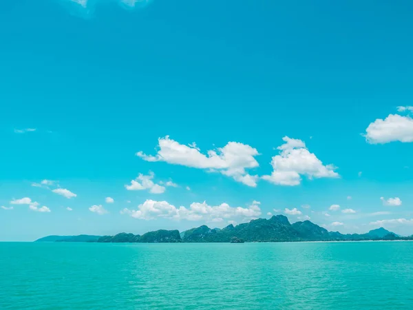 Mar Tropical Bonito Oceano Com Nuvem Branca Fundo Azul Céu — Fotografia de Stock