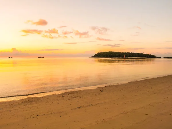 Красивий Тропічний Пляж Морський Океан Пейзаж Хмарою Небом Сході Сонця — стокове фото