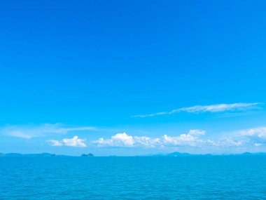 Güzel deniz ve okyanus kopya alanı için metin bulut beyaz ve mavi gökyüzü zemin üzerine