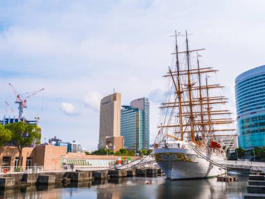 Yokohama Japonya - 25 Temmuz 2018: Güzel Nippon-maru A Yelkenli tekne Japonya Yokohama şehirde mavi gökyüzü ile