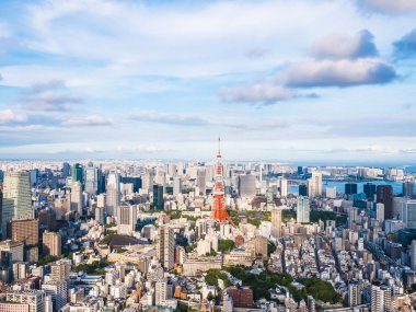 Japonya'da mavi gökyüzü ve beyaz bulut ile güzel mimari ve yapı ile tokyo tokyo şehir etrafında kule