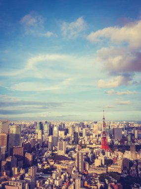 Japonya'da mavi gökyüzü ve beyaz bulut ile güzel mimari ve yapı ile tokyo tokyo şehir etrafında kule