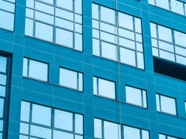 Güzel gökdelen mimarisi ve cam pencere ile kentin iş çevresinde binanın dış