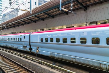 Tokyo Japonya - 5 Ağustos 2018: Japonya'da tren ve metro istasyonu uzaklıktadır popüler ulaşım