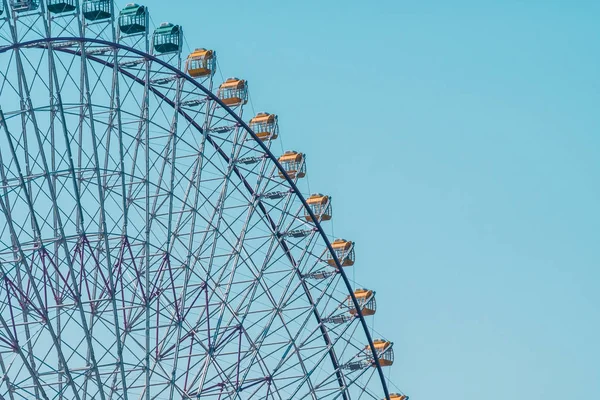 Mavi Gökyüzü Arka Plan Üzerinde Eğlence Festivali Park Taki Dönme — Stok fotoğraf