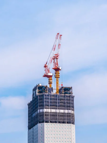 Kraan Bouwen Onder Bouw Buitenkant Met Hemelachtergrond — Stockfoto