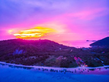 Güzel tropikal plaj ve deniz hurma ve koh samui Adası Tayland tatil ve seyahat için günbatımı zaman diğer ağacında havadan görünümü