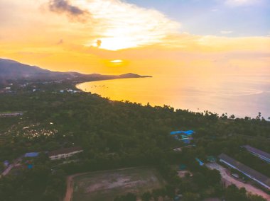 Güzel tropikal plaj ve deniz hurma ve koh samui Adası Tayland tatil ve seyahat için günbatımı zaman diğer ağacında havadan görünümü