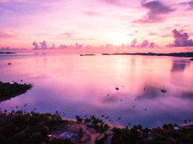 Güzel tropikal plaj ve deniz hurma ve koh samui Adası Tayland tatil ve seyahat için günbatımı zaman diğer ağacında havadan görünümü