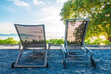 Güzel tropikal deniz okyanus ve plaj şemsiye ve sandalye seyahat ve tatil için