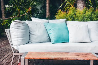 Kanepe dekorasyon açık veranda tropikal ve doğa manzaralı konforlu yastık