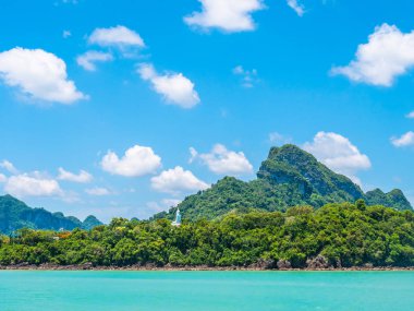 Seyahat ve tatil için mavi gökyüzü arka plan üzerinde beyaz bulut ile güzel tropikal deniz okyanus