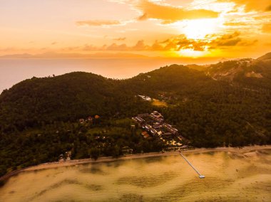 Güzel tropikal plaj ve deniz Island günbatımı zaman seyahat ve tatil için havadan görünümü