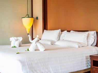 Beyaz fil havlu ve yatak otel yatak odası iç dekorasyonda rahat yastık