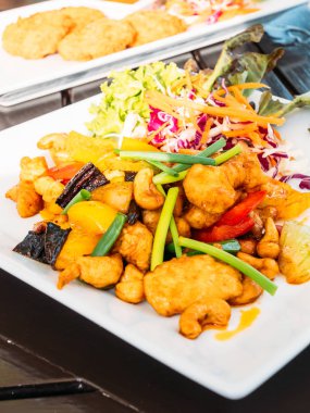 Fried chicken ile kaşu somun beyaz plaka - Tay gıda tarzı