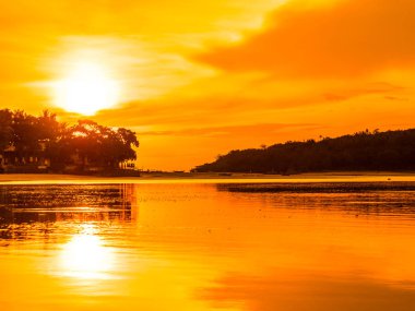 Güzel tropikal plaj deniz ve okyanus ile Hindistan cevizi hurma ağacı gündoğumu zaman seyahat ve tatil için