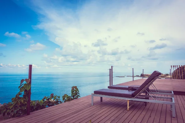 Prachtige Tropische Zee Oceaan Blauwe Hemelachtergrond Met Bed Terras Balkon — Stockfoto