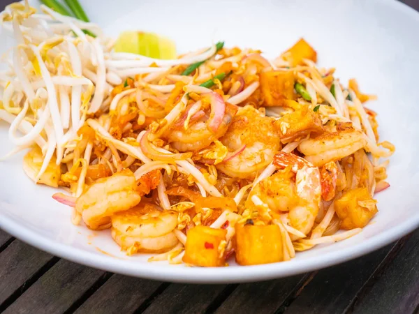 Fideos Tailandeses Con Camarones Plato Blanco Sobre Mesa Madera —  Fotos de Stock