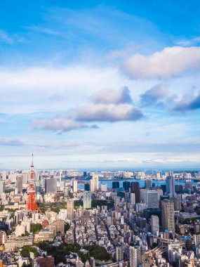 Japonya'da mavi gökyüzü ve beyaz bulut ile güzel mimari ve yapı ile tokyo tokyo şehir etrafında kule