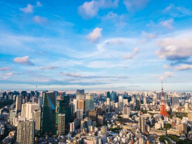 Japonya'da mavi gökyüzü ve beyaz bulut ile güzel mimari ve yapı ile tokyo tokyo şehir etrafında kule