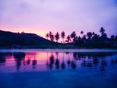 Güzel tropikal plaj ve deniz hurma ve koh samui Adası Tayland tatil ve seyahat için günbatımı zaman diğer ağacında havadan görünümü