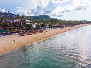 Güzel tropikal plaj ve deniz hurma ve koh samui Adası seyahat ve tatil için diğer ağacında havadan görünümü