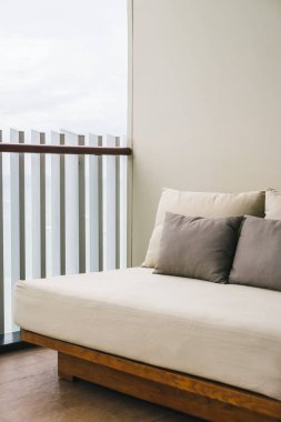 Kanepe dekorasyon açık balkon ve veranda üzerinde rahat yastık