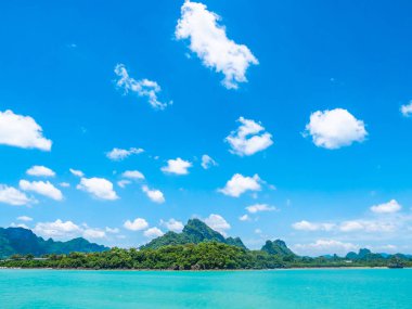 Seyahat ve tatil için mavi gökyüzü arka plan üzerinde beyaz bulut ile güzel tropikal deniz okyanus