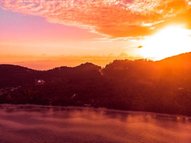Güzel tropikal plaj ve deniz Island günbatımı zaman seyahat ve tatil için havadan görünümü