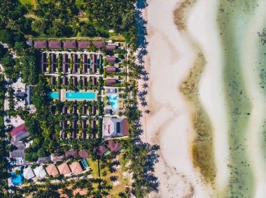 Seyahat ve tatil için adada güzel tropikal plaj ve deniz ağaçları ile havadan görünümü