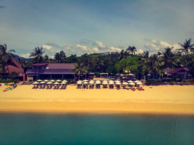 Seyahat ve tatil için adada güzel tropikal plaj ve deniz ağaçları ile havadan görünümü