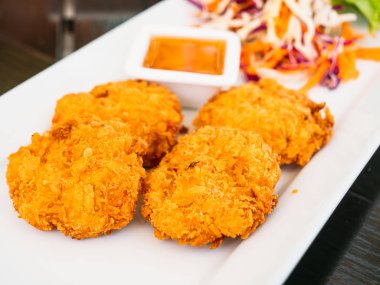 Derin yağda kızartılmış karides pasta beyaz plaka - Tay gıda stil tatlı sos ile