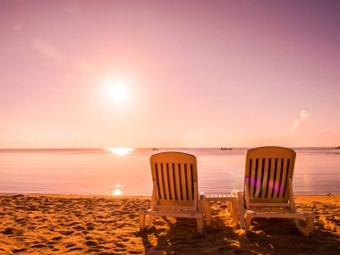 Tropikal plaj deniz ve okyanus seyahat ve tatil için boş sandalye