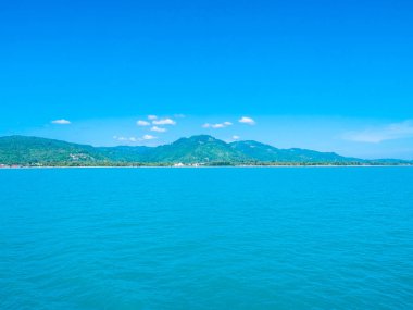 Güzel deniz ve okyanus kopya alanı için metin bulut beyaz ve mavi gökyüzü zemin üzerine