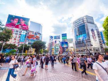 Shibuya Tokyo Japonya - 29 Temmuz 2018: Yayalar insanlar yaya geçidi Tokyo, Japonya'da Shibuya bölgesi çevresinde