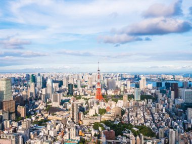 Japonya'da mavi gökyüzü ve beyaz bulut ile güzel mimari ve yapı ile tokyo tokyo şehir etrafında kule