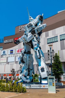 Tokyo Japonya - 1 Ağustos 2018: güzel dev tek boynuzlu at Gundam Model ve dalgıç şehir plaza Tokyo alışveriş merkezinde Odaiba önünde duran heykeli ada Japonya