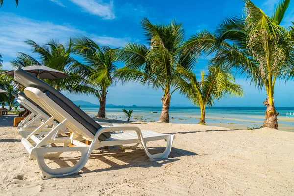 Beautiful Outdoor Sea Ocean View Umbrella Chair Coconut Palm Tree — Stock Photo, Image