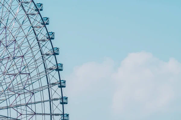 青い空を背景に祭遊園地で観覧車 — ストック写真