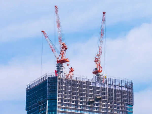 Kraan Bouwen Onder Bouw Buitenkant Met Hemelachtergrond — Stockfoto