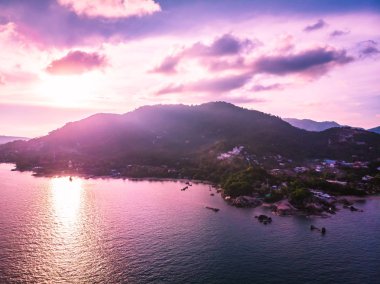 Güzel tropikal plaj ve deniz hurma ve koh samui Adası Tayland tatil ve seyahat için gündoğumu zaman diğer ağacında havadan görünümü
