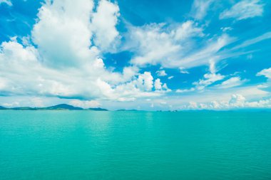 Güzel beyaz bulut mavi gökyüzü ve deniz ya da okyanus arka planı için