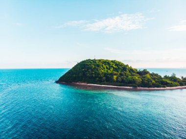Seyahat ve tatil için adada güzel tropikal plaj ve deniz ağaçları ile havadan görünümü