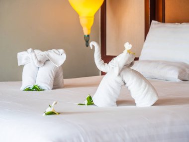 Beyaz fil havlu ve yatak otel yatak odası iç dekorasyonda rahat yastık