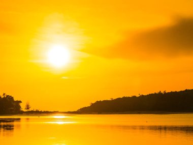 Güzel tropikal plaj deniz ve okyanus ile Hindistan cevizi hurma ağacı gündoğumu zaman seyahat ve tatil için