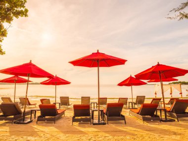 Şemsiye ve tropikal plaj deniz ve okyanus seyahat ve tatil için sandalye