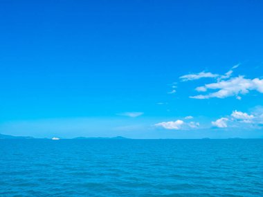 Güzel deniz ve okyanus kopya alanı için metin bulut beyaz ve mavi gökyüzü zemin üzerine