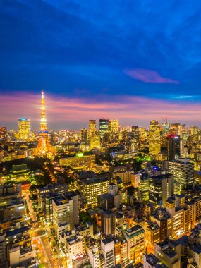 Şehir Japonya'da günbatımı zamanı, güzel mimarisi ve tokyo kule
